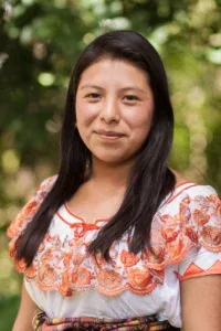 Ixchel Yac, becada de FUNJOSE en la carrera de Licenciatura en Administración de Empresas