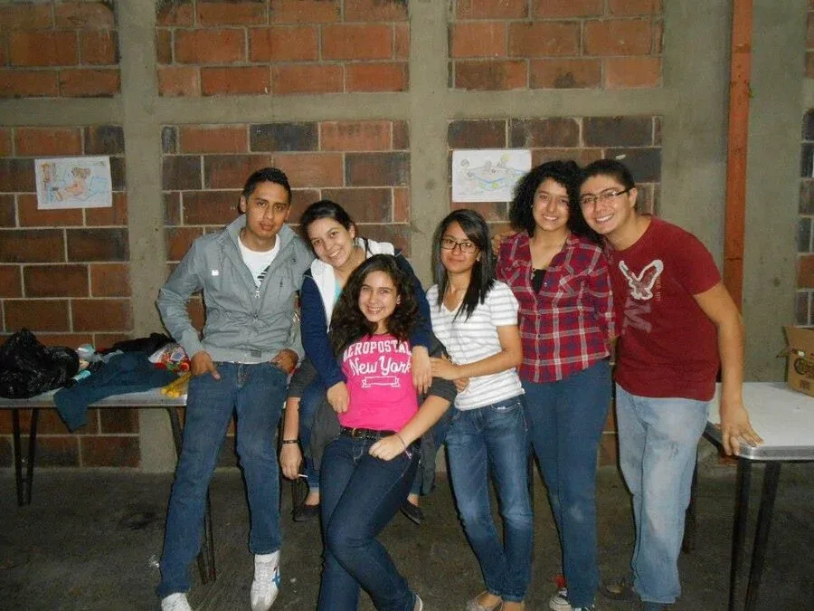 José Andrés Méndez Barrios con sus amigos